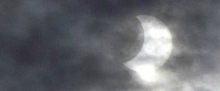 Copertina di Eclissi di Sole 20 marzo, la guida: come osservare il fenomeno dalle 9 alle 12