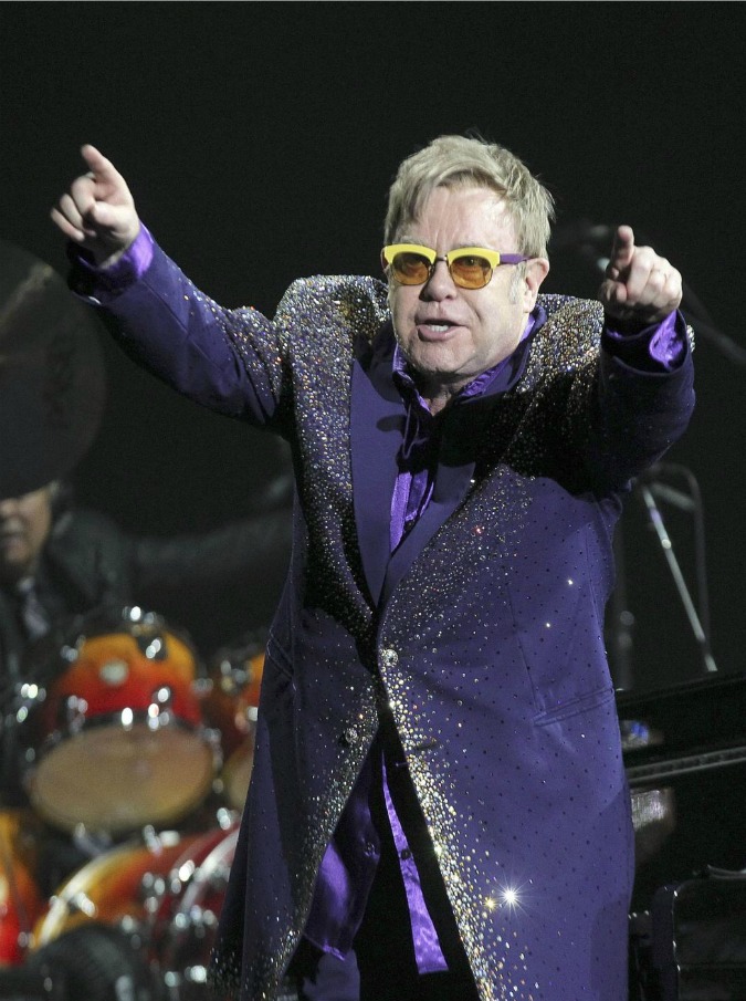 Elton John fa pace con Dolce & Gabbana: “Grazie per le vostre scuse, tornerò a indossare i vostri abiti. Amiamo l’Italia!”
