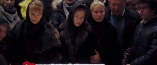 Nemtsov, folla ai funerali a Mosca. Navalny: “Lo ha fatto uccidere Putin”