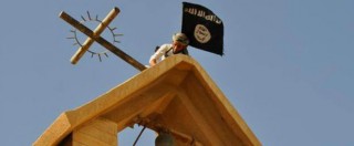 Isis, violati i simboli cristiani. Bandiera nera al posto della croce sulla chiesa