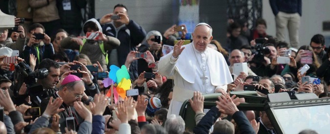 Papa Francesco a Napoli, migliaia di persone per la visita di Bergoglio