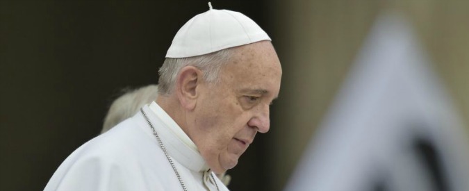 Attentati Parigi, Papa Francesco: “Maledetti coloro che operano per la guerra e le armi”