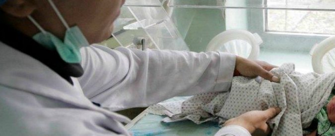Bari, bambina morì durante il parto: “I medici litigavano sulla sala operatoria, 11 indagati”