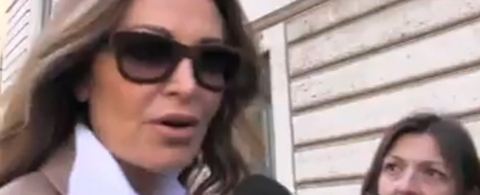 Copertina di Riforme, Santanchè cambia idea: “Giorno difficile, ma voto come dice Berlusconi”