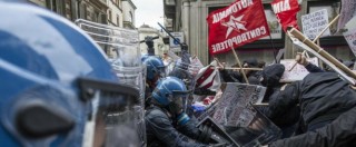 Copertina di Torino, scontri tra polizia e antagonisti al corteo anti Lega Nord: otto fermati. Salvini: “Triste manifestare protetti da grate”