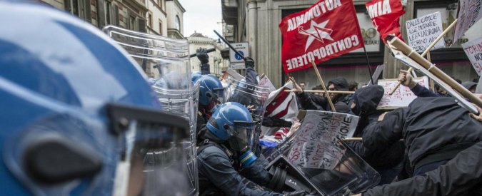 Copertina di Torino, scontri tra polizia e antagonisti al corteo anti Lega Nord: otto fermati. Salvini: “Triste manifestare protetti da grate”