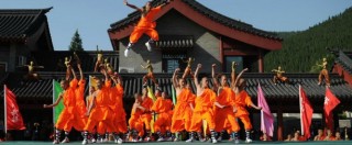 Copertina di Cina, business dei monaci Shaolin in Australia: ‘Hotel di lusso e campo da golf’