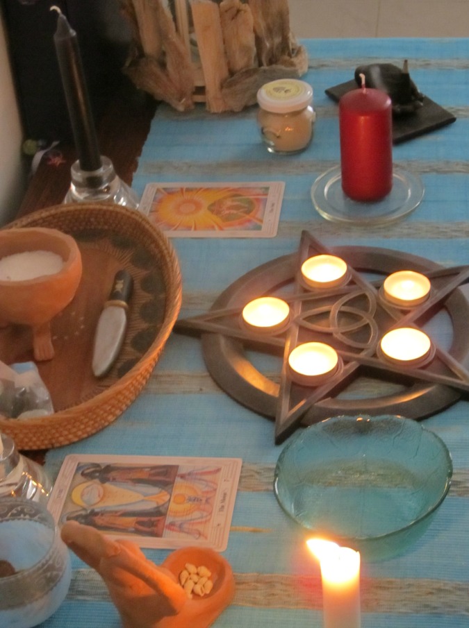 Il culto della ‘Wicca’ in Italia, le streghe (moderne) son tornate: incantesimi, rituali pagani e danze liturgiche