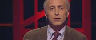 Copertina di Servizio Pubblico, Travaglio: “Renzi: droni, non ci sono paragoni”