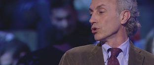 Copertina di Servizio Pubblico, Travaglio: “Il problema dei rom è insolubile. E i politici illudono la gente”