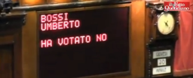 Copertina di Italicum, tira e molla di Bossi: non diserta l’Aula come voleva la Lega e vota ‘No’