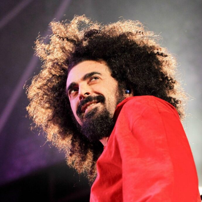 “Ho avuto un problema che mi costringe a fare dei controlli immediati”: Caparezza rinvia (a data da destinarsi) gli incontri con i fan di Modena e Catanzaro