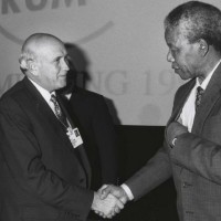 4 maggio 1990, Nelson Mandela e presidente sudafricano Frederic de Klerk. Provvedimenti per la fine del dominio bianco del Sudafrica