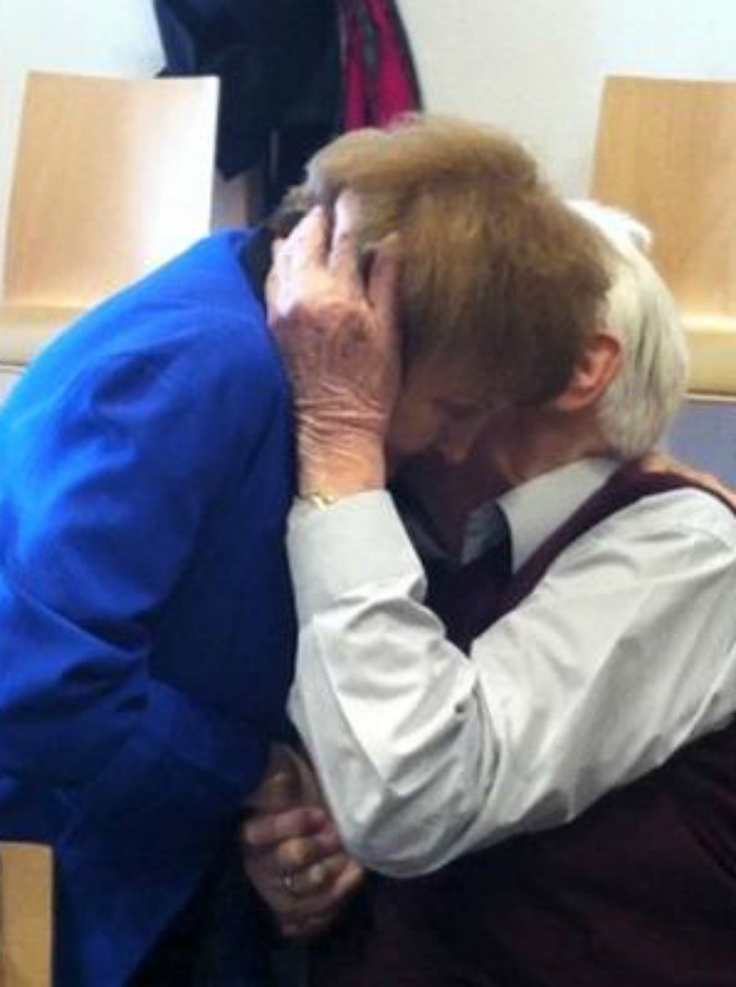 L’ex nazista abbraccia una sopravvissuta di Auschwitz: lei lo ha perdonato