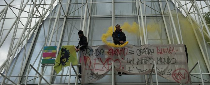 Copertina di Expo 2015, tensione fra centri sociali e antagonisti in corteo: “Uova sì, sassi no”. Alfano: “Non rovinare la festa”