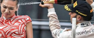 Copertina di F1, Hamilton spruzza lo champagne sulla hostess. “Gesto sessista, chieda scusa”