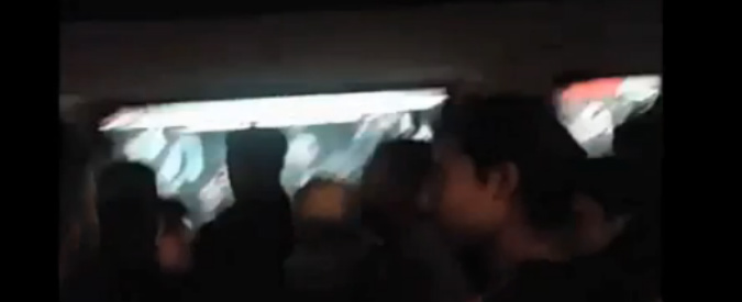 Copertina di Roma, turisti borseggiati in metro. Caos nella stazione Barberini: servizio interrotto