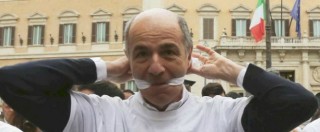 Copertina di Italicum, Passera si imbavaglia e protesta a Montecitorio  “È una legge terribile e contro la democrazia”
