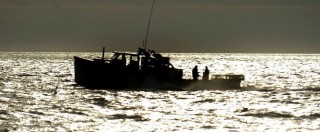 Copertina di Livorno, il comandante di un peschereccio getta in mare il senegalese che lavora in nero (e non sa nuotare): arrestato