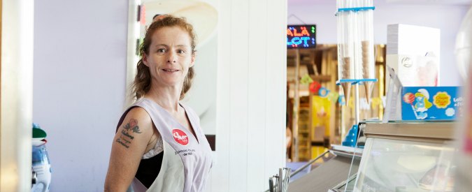 Copertina di Rom e sinti che lavorano, la mostra a Bologna. Le storie contro gli stereotipi: ‘Guadagniamo lo stipendio onestamente’