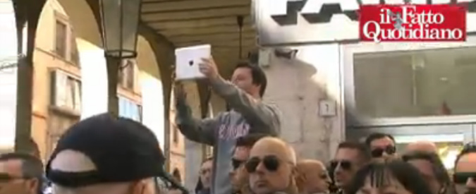 Copertina di Livorno, lancio di uova e cori contro Salvini: “Vai via, siamo tutti clandestini”. “Ospitateli voi”