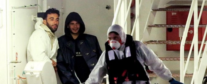 Copertina di Naufragio migranti, i due scafisti sorridono nascosti tra i sopravvissuti – Fotogallery
