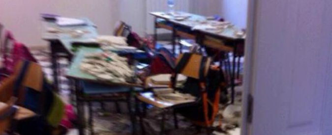 Copertina di Ostuni, crolla il soffitto di una scuola: due bimbi e una maestra in ospedale