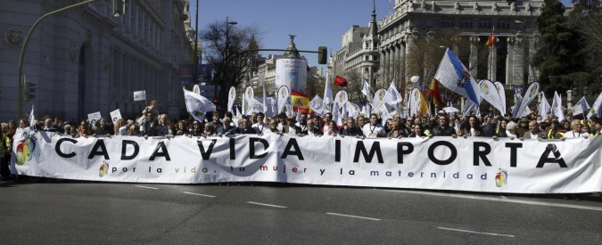 Aborto, primo ok a riforma in Spagna: a 16 e 17 anni serve permesso dei genitori
