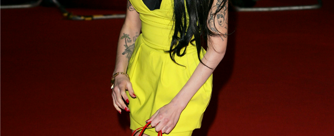 Amy Winehouse, il padre minaccia querela per il docufilm su di lei: “Quando l’ho visto mi sono sentito male”