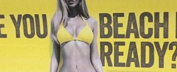 La modella in bikini ‘pronta per la spiaggia’ fa infuriare la rete: “Fanculo la tua merda sessista”