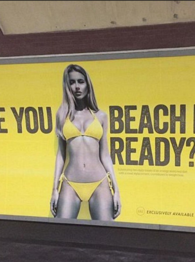 La modella in bikini ‘pronta per la spiaggia’ fa infuriare la rete: “Fanculo la tua merda sessista”