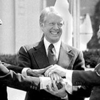 26 marzo 1979, premier israeliano Menachem Begin e presidente egiziano Anwar Sadat. Trattato di pace dopo gli accordi di Camp David: l’Egitto riconobbe lo Stato ebraico e Israele si ritirò dal Sinai