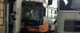 Copertina di Ancona, autobus contro un muro: venti persone ferite tra cui un bambino di 2 anni. Sette sono in gravi condizioni