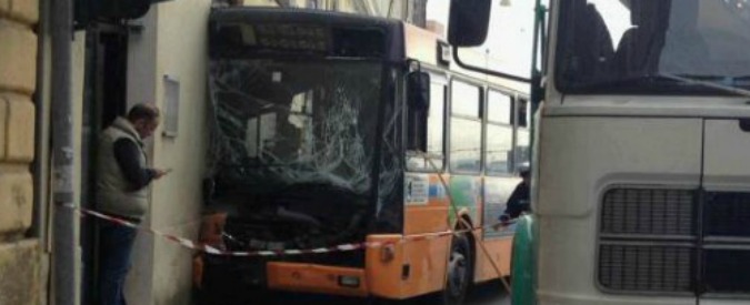 Copertina di Ancona, autobus contro un muro: venti persone ferite tra cui un bambino di 2 anni. Sette sono in gravi condizioni