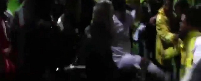 Copertina di Calcio, follia Maradona: dopo la ‘Partita per la pace’ prende a calci uno steward