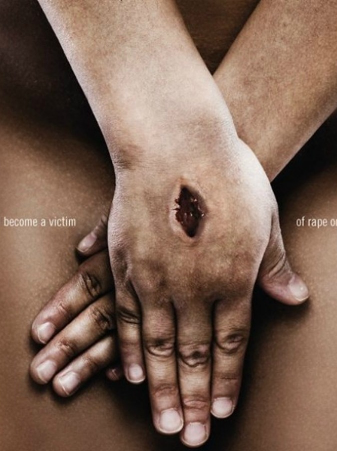 Facebook censura campagna di Erik Ravelo contro violenza sulle donne: “Va contro le linee guida”