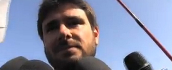 Copertina di Def, Di Battista (M5S): “Renzi mentitore seriale e ducetto pericoloso, da lui solo balle e tweet”