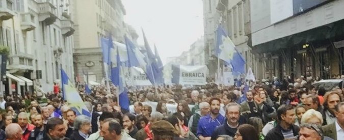 Copertina di 25 aprile, a Milano manifestanti pro Palestina insultano gruppo ex deportati e Brigata Ebraica: “Via i sionisti”
