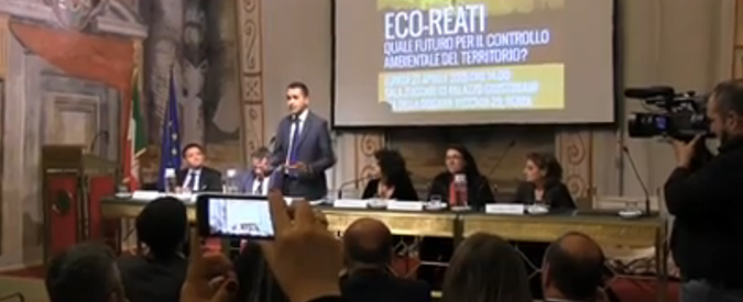 Copertina di Ecoreati, M5S: “Renzi schiavo dei petrolieri, mette veti per affossare la legge”