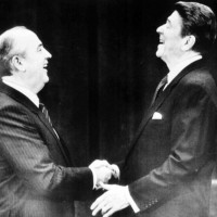 19 novembre 1985, presidente americano Ronald Reagan e leader sovietico Mikhail Gorbaciov. Summit di Ginevra, riduzione del 50% arsenale nucleare