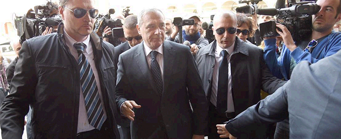 Copertina di Spari a Milano, Grasso ai funerali privati di Erba: “Qui da normale cittadino”