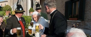 Copertina di Papa Ratzinger compie 88 anni e festeggia il suo compleanno con un brindisi di birra bavarese