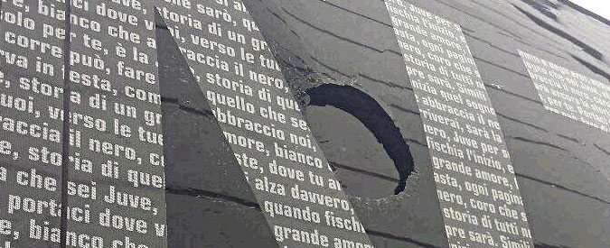 Copertina di Torino-Juventus, sassi contro pullman bianconero. Bomba carta sugli spalti granata, 9 feriti: “Uno è grave”. 5 arresti