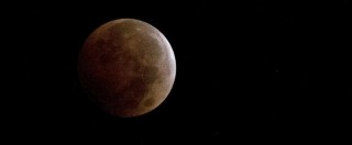 Copertina di Eclissi di Luna rossa, dopo il Sole tocca al nostro satellite “sparire” nel cielo