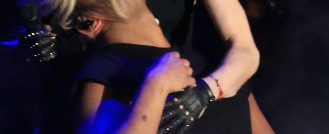 Madonna bacia Drake sul palco del Coachella Festival: lui ‘non gradisce’