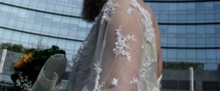 Copertina di L’artista Nicola Mette si veste da sposa: “La legge non separi quello che l’amore ha unito”