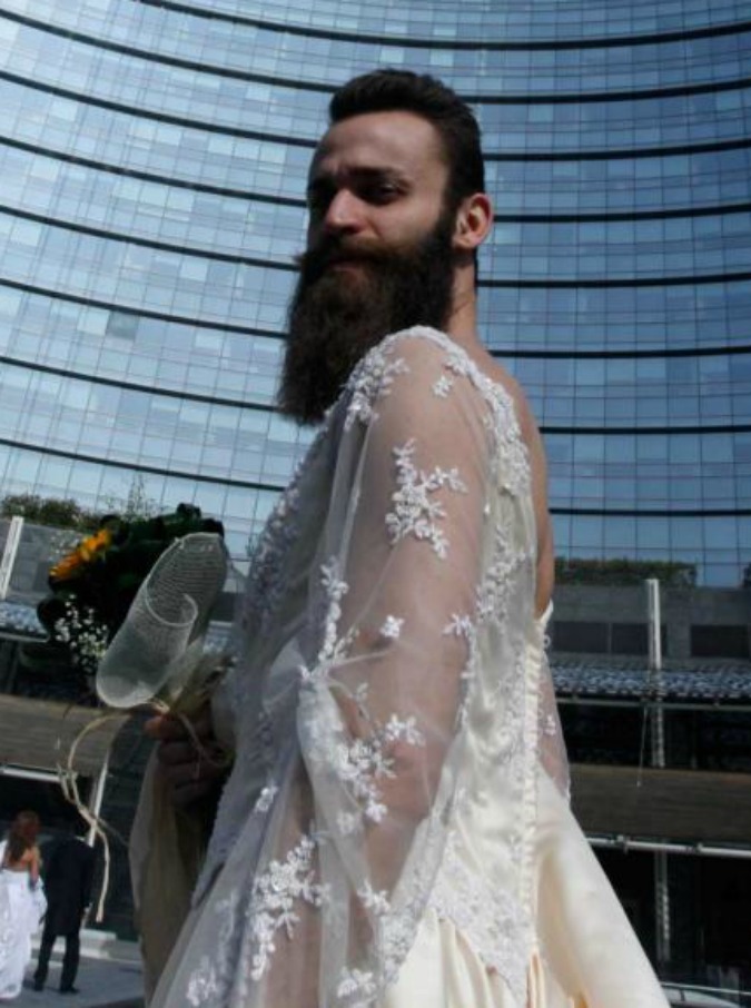 L’artista Nicola Mette si veste da sposa: “La legge non separi quello che l’amore ha unito”