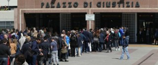 Copertina di Tribunale di Napoli: troppa coda, avvocati sfondano ingresso. Quattro agenti feriti