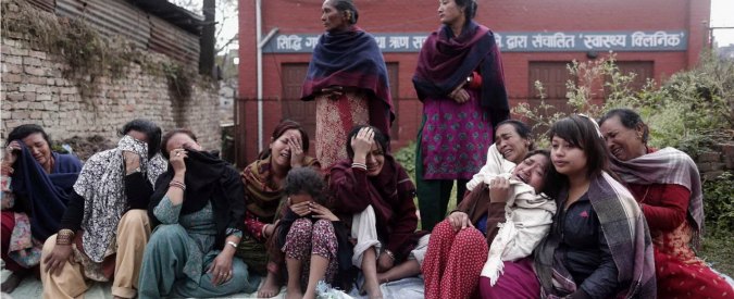 Copertina di Terremoto Nepal, valanga vicino all’epicentro: “Forse 250 dispersi”. Farnesina: “10 italiani irreperibili”