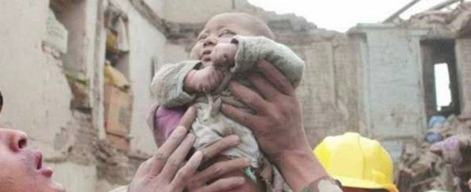 Nepal, salvo neonato di 4 mesi: non è in pericolo dopo giorni sotto le macerie